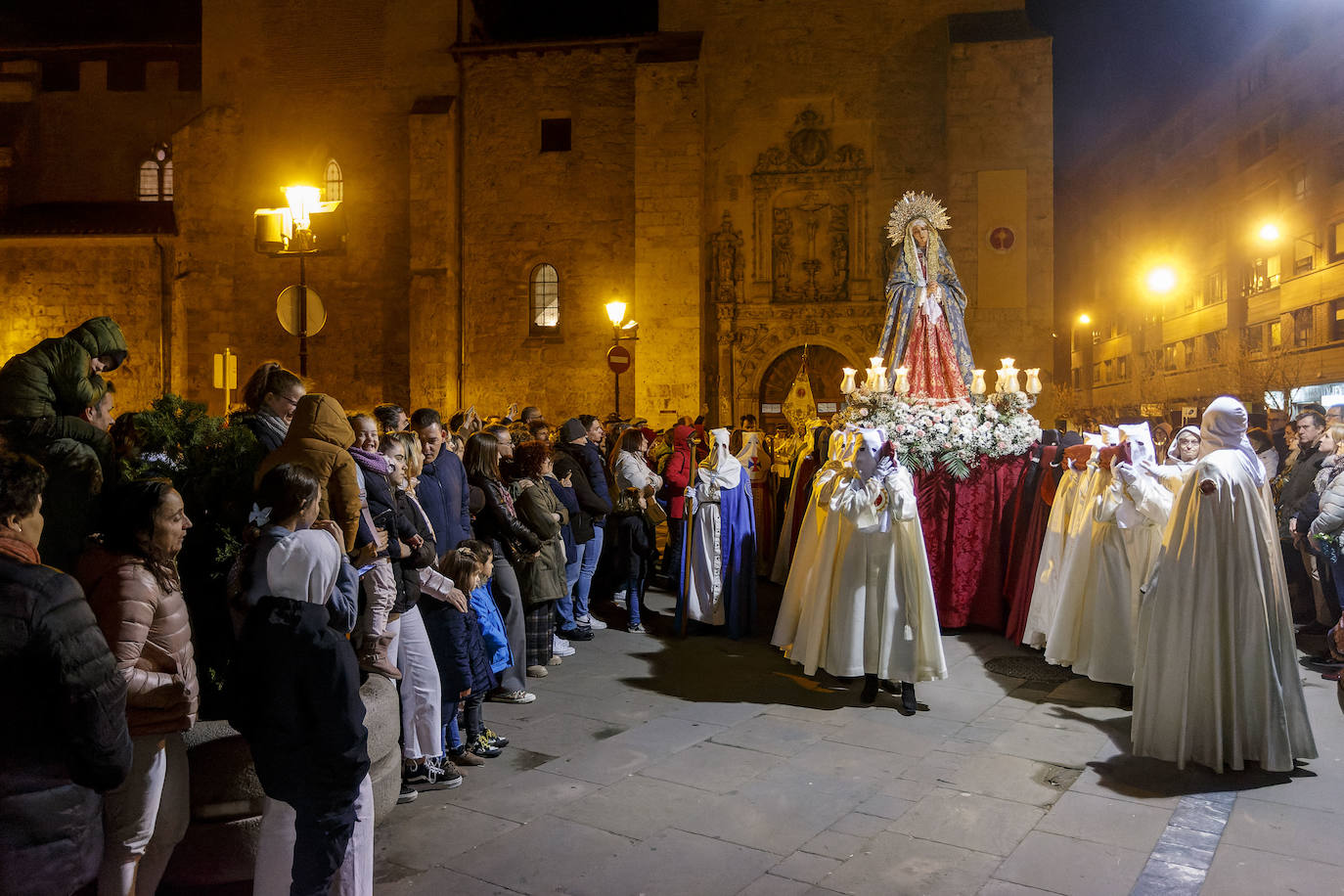 La Virgen de las Angustias recorre la noche burgalesa