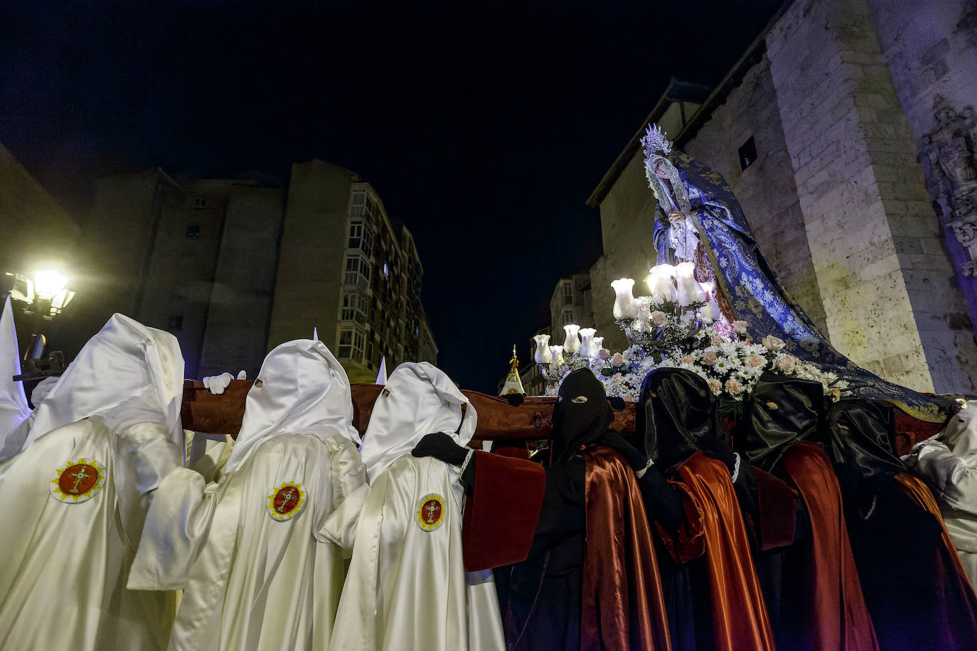 La Virgen de las Angustias recorre la noche burgalesa