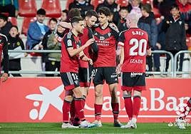 Los jugadores del Mirandés celebran un gol.