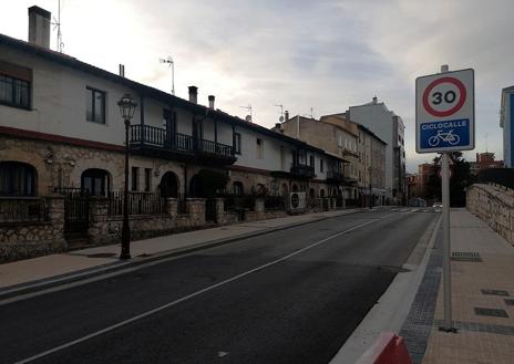 Imagen secundaria 1 - Señalizan la ciclocalle de Francisco Salinas, entre el Arco de San Martín y Fuentecillas