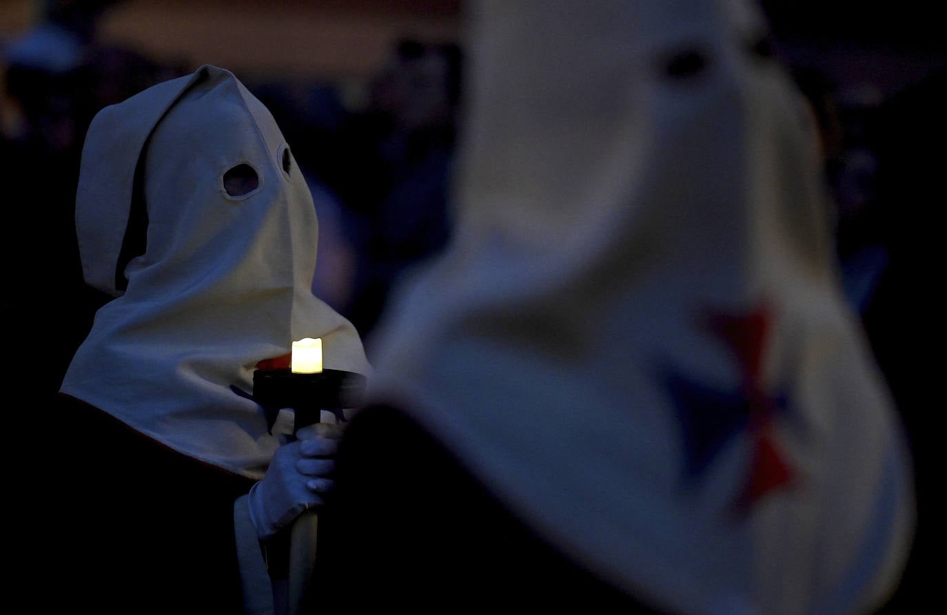 La hermandades de Burgos lloran al Cristo Yacente en el Santo Entierro