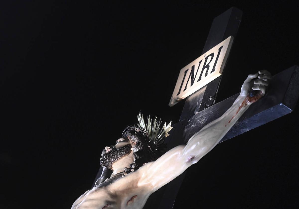 La hermandades de Burgos lloran al Cristo Yacente en el Santo Entierro