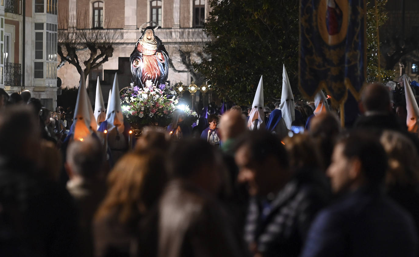 La hermandades de Burgos lloran al Cristo Yacente en el Santo Entierro