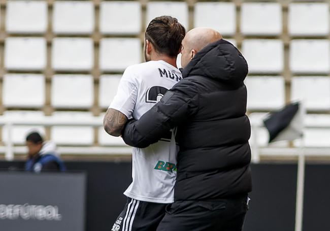 calero abrazando a Mumo tras su gol frente al Racing.