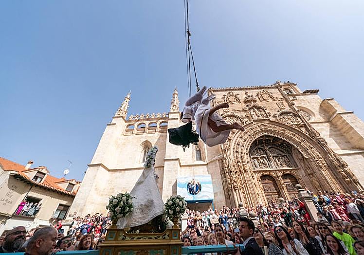 Imagen principal - La pequeña Valentina vuela alto en la Bajada del Ángel de Aranda