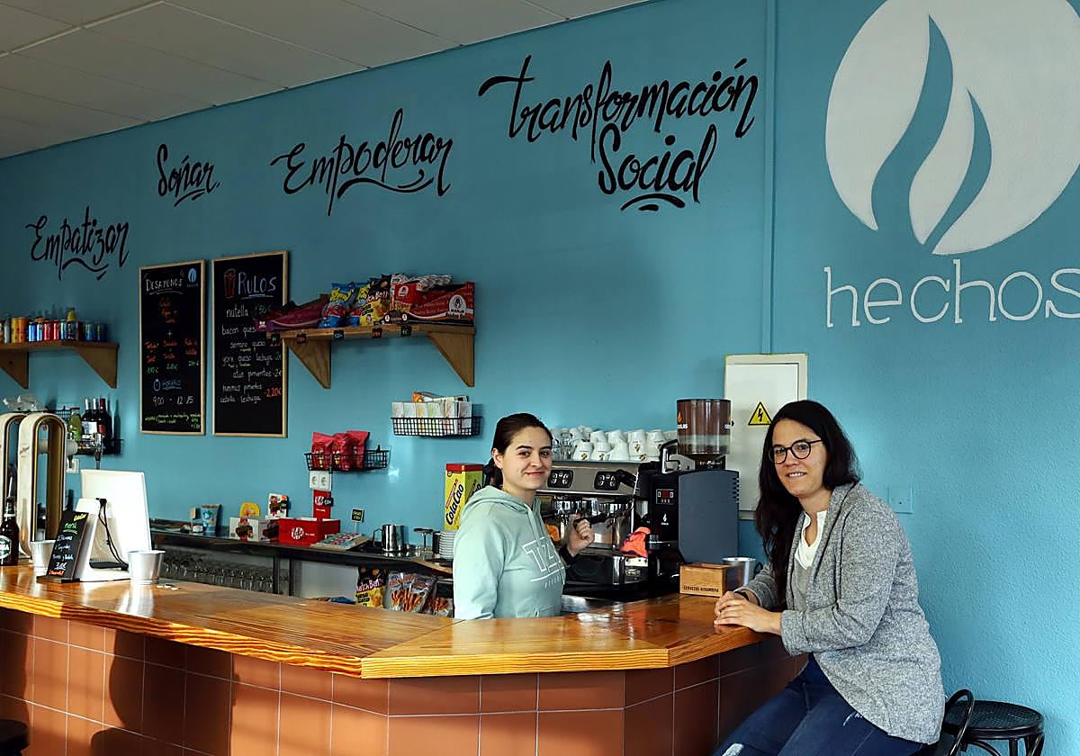 Alba y Kenia, las dos personas contratadas por la 'Asociación Hechos' para llevar la cafetería de Educacion.