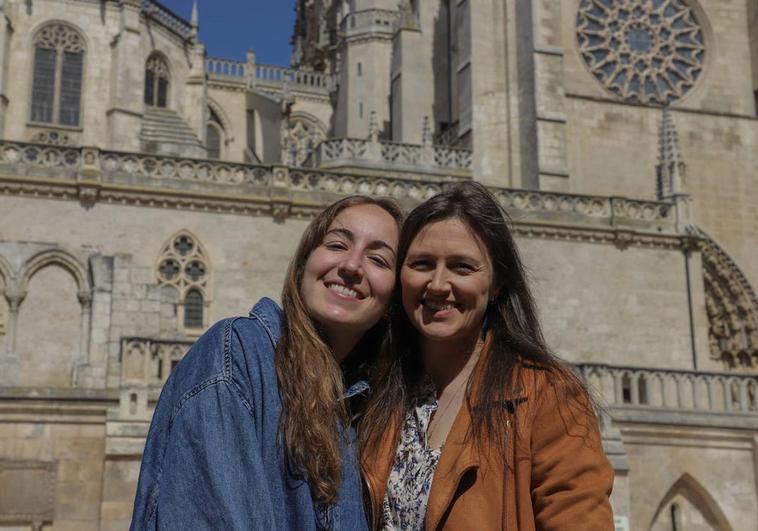 Mónica y Mercedes en el lugar donde salvaron la vida de la mujer.