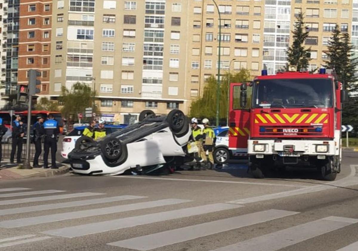 El turismo que quedado volcado sobre la calzada.