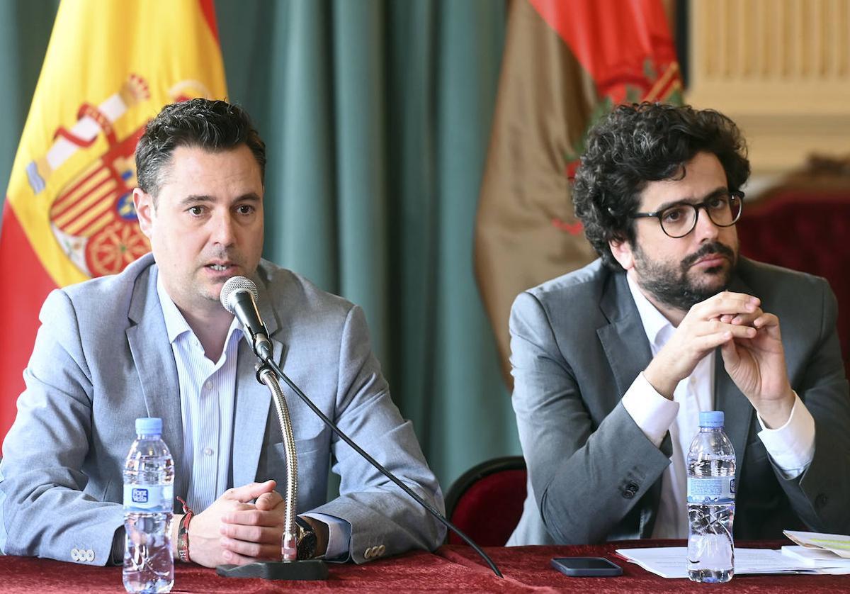 El director de la Agencia Española de Cooperación Internacional para el Desarrollo (AECID), Antón Leis Garcia, visita el Ayuntamiento de Burgos.