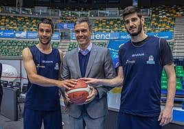 Los jugadores del San Pablo Burgos entregaron al presidente del Gobierno un balón firmado por todos los integrantes de la plantilla