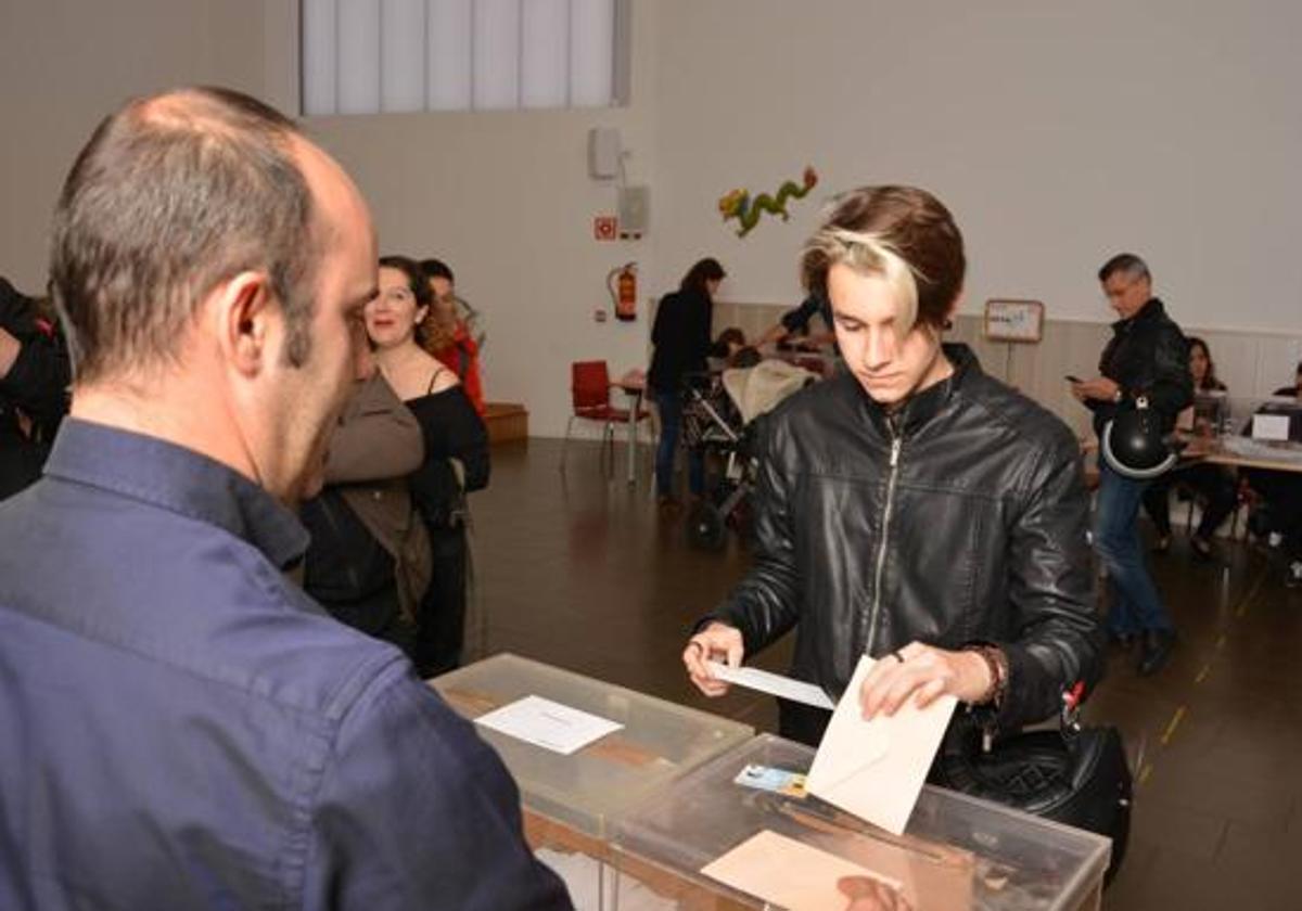 Un joven votante mete su sobre en la urna en las pasadas elecciones de Burgos.