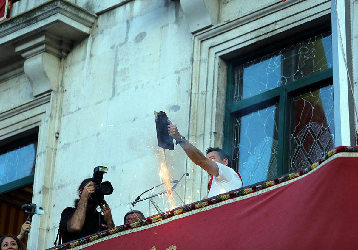 El alcalde de Burgos, Daniel de la Rosa, da el pistoletazo de salida a los Sampedros el pasado año