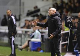 Calero da instrucciones a sus jugadores durante el empate de este sábado contra la Ponferradina en El Plantío