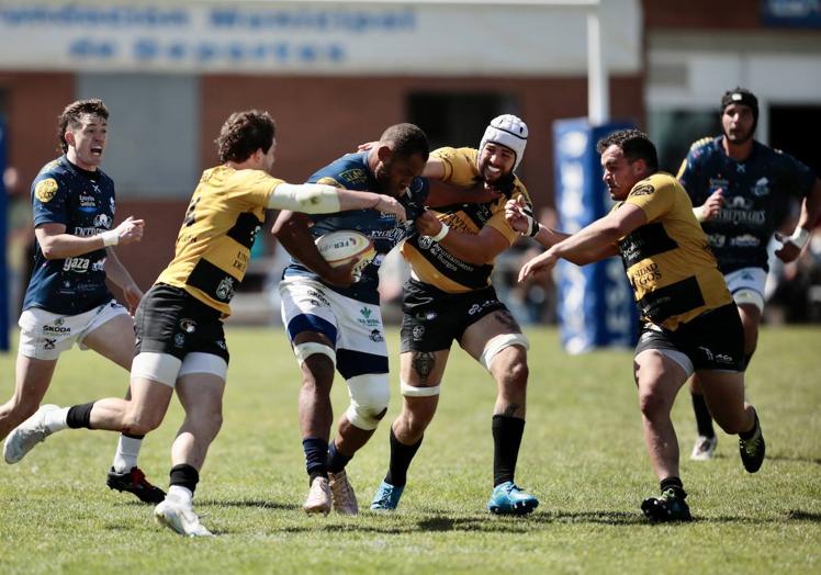 Imagen principal - Imágenes de la remontada del Recoletas Burgos ante el VRAC este domingo en Pepe Rojo