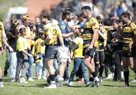 Imagen secundaria 1 - Imágenes de la remontada del Recoletas Burgos ante el VRAC este domingo en Pepe Rojo