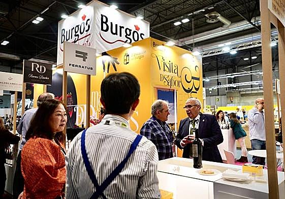 Expositor de Burgos Alimenta durante la primera jornada de Salón Gourmets.