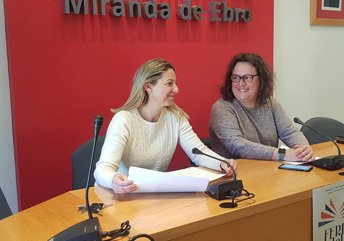 La concejala de Ferias Inés Busto y la concejala de Cultura Montserrat Cantera en la presentación del Día del Libro.