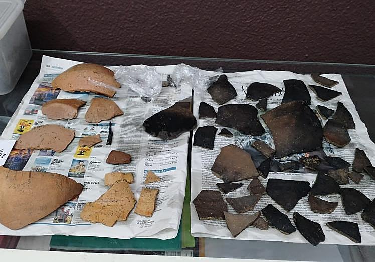 Imagen principal - Además de ollas y jarras han aparecido restos de cerámica. 