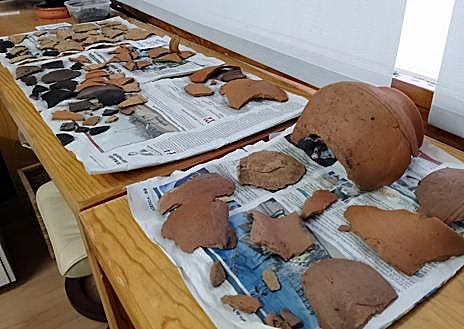Imagen secundaria 1 - Además de ollas y jarras han aparecido restos de cerámica. 