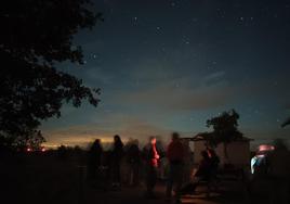 Imagen de una de las actividades impartidas por Astroburgos en el observatorio de Lodoso para la Asociación de Amigos de Lodoso.