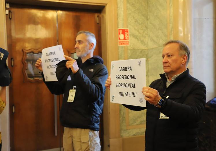 Imagen principal - Protesta en el Salón de Plenos para exigir la carrera horizontal para la plantilla del Ayuntamiento de Burgos