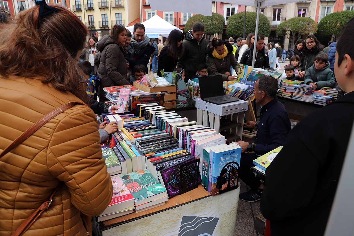 La feria del Día del Libro llena de lectores y literatura la plaza Mayor de Burgos