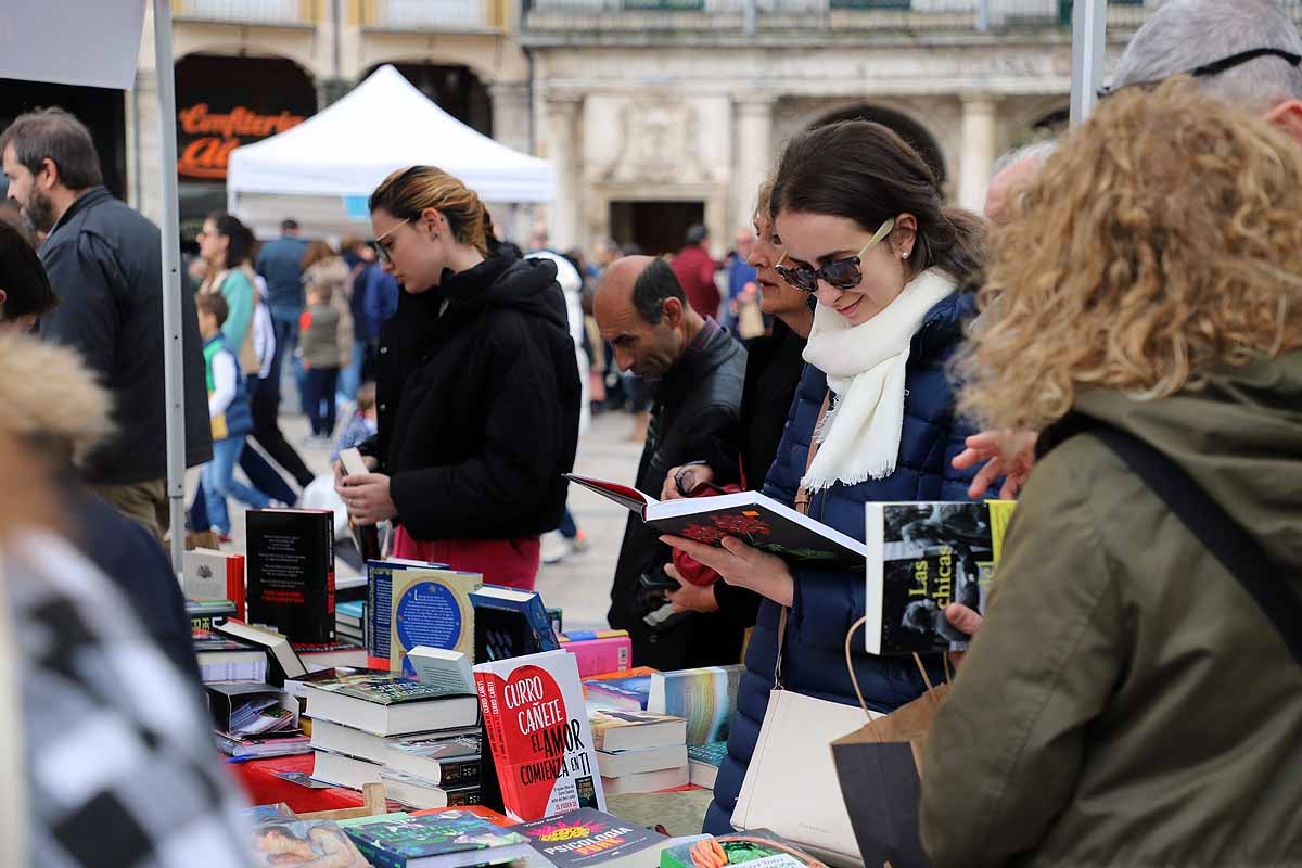 La feria del Día del Libro llena de lectores y literatura la plaza Mayor de Burgos