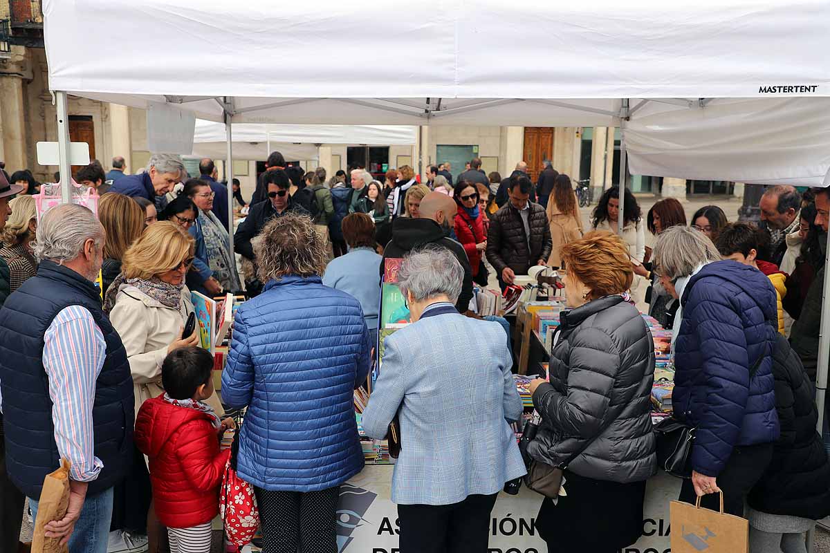 La feria del Día del Libro llena de lectores y literatura la plaza Mayor de Burgos