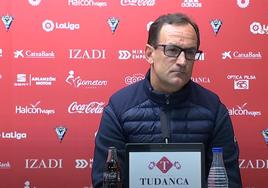 El entrenador del Mirandés en sala de prensa.