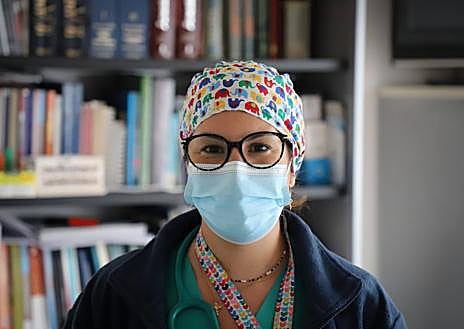 Imagen secundaria 1 - Santiago Mena, Laura Núñez e Irene Arenas, parte de los rostros del servicio de Anestesiología. 