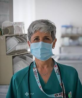 Imagen secundaria 2 - Santiago Mena, Laura Núñez e Irene Arenas, parte de los rostros del servicio de Anestesiología. 