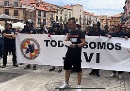 Los bomberos de Castilla y León han leído un manifiesto de apoyo a su compañero en Aranda