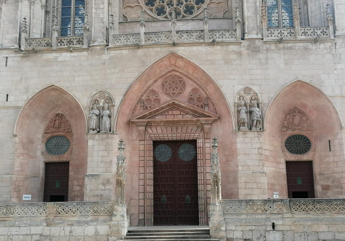 Las puertas de Santa María acaban de recibir una mano de pintura para su mantenimiento en buen estado.