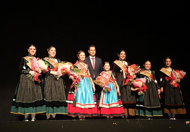 La Corte de Honor saliente junto con el alcalde, Daniel de la Rosa.