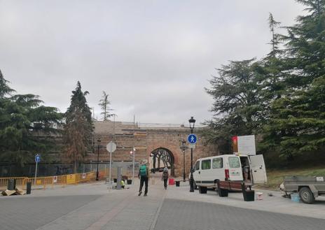 Imagen secundaria 1 - Semáforos y bancos completan la peatonalización del arco de San Martín