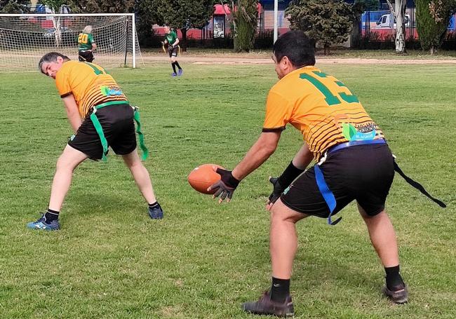 Los jugadores son los encargados de enseñar a los alumnos cómo se juega a Flag Football.