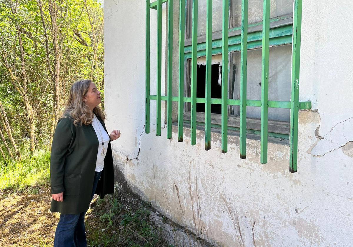 Cristina Ayala en su visita a uno de los edificios abandonados en el bosque de Villafría.