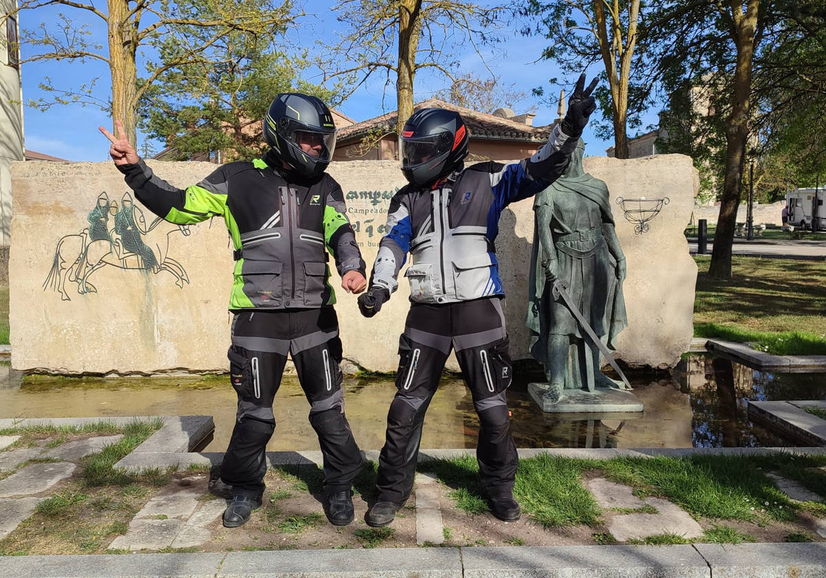 Dos motoristas del rally, tras llegar a la localidad burgalesa.