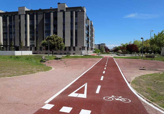 En Camino Casa la Vega también hay una acera bici que da directamente a las viviendas.