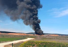 El incendio provocó una densa columna de humo negro desde primera hora de la tarde de ayer.