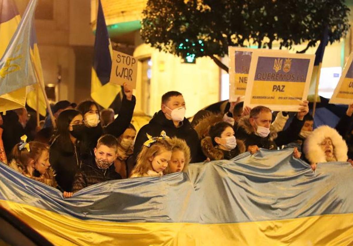 Manifestación pidiendo la paz en Ucrania impulsada por ucranianos residentes en Burgos.