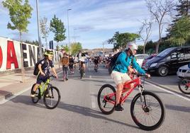 Los niños del CEIP Príncipe de España acaparan las calles de Miranda en un movimiento cero emisiones.