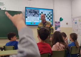 Un agente medioambiental impartiendo el taller en el CEIP Saturnino Calleja de Quintanadueñas.