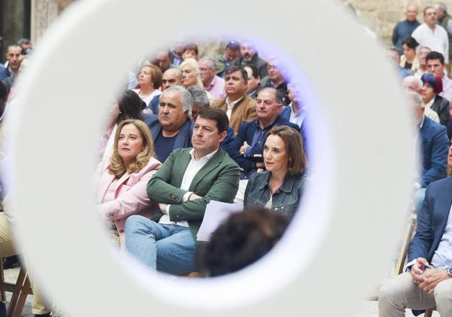 La candidata a la alcaldía de Burgos, Cristina Ayala, junto al presidente autonómico del PP, Alfonso Fernández Mañueco, y la secretaria general del PP, Cuca Gamarra