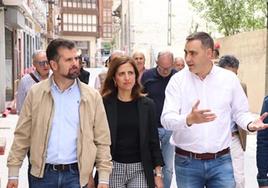 El secretario general del PSOE de Castilla y León en Briviesca junto al alcalde, Álvaro Morales, y Esther Peña.