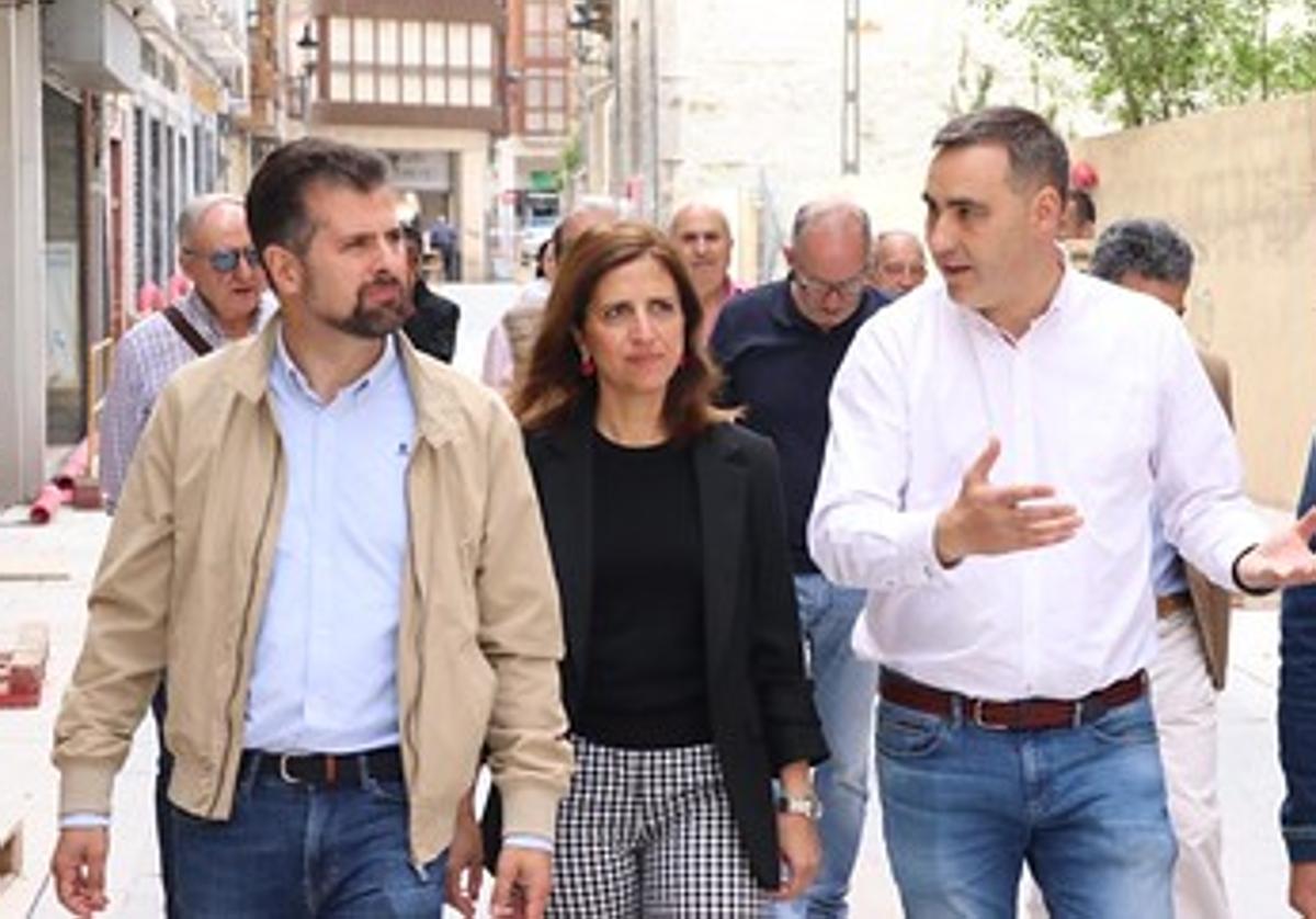 El secretario general del PSOE de Castilla y León en Briviesca junto al alcalde, Álvaro Morales, y Esther Peña.