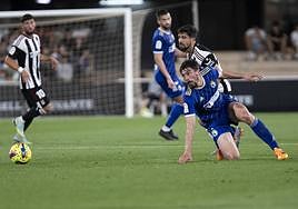 Atienza observa como el balón se aleja de su posición durante el empate del Burgos CF ante el FC Cartagena en Cartagonova