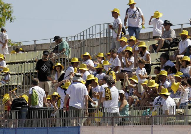 La afición burgalesa, fácilmente identificable en las gradas de La Cartuja con los sombreros amarillos