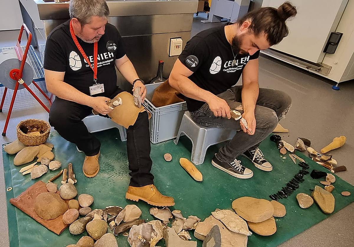 Demostración de talla lítica en el Laboratorio de Arqueología Experimental.