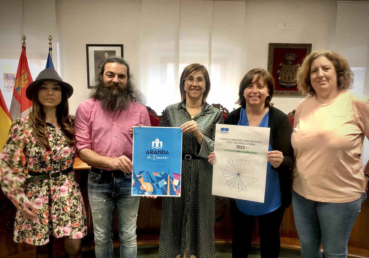 La alcaldesa de Aranda, Raquel González, junto a los promotores de la iniciativa y el dossier remitido a UNESCO.